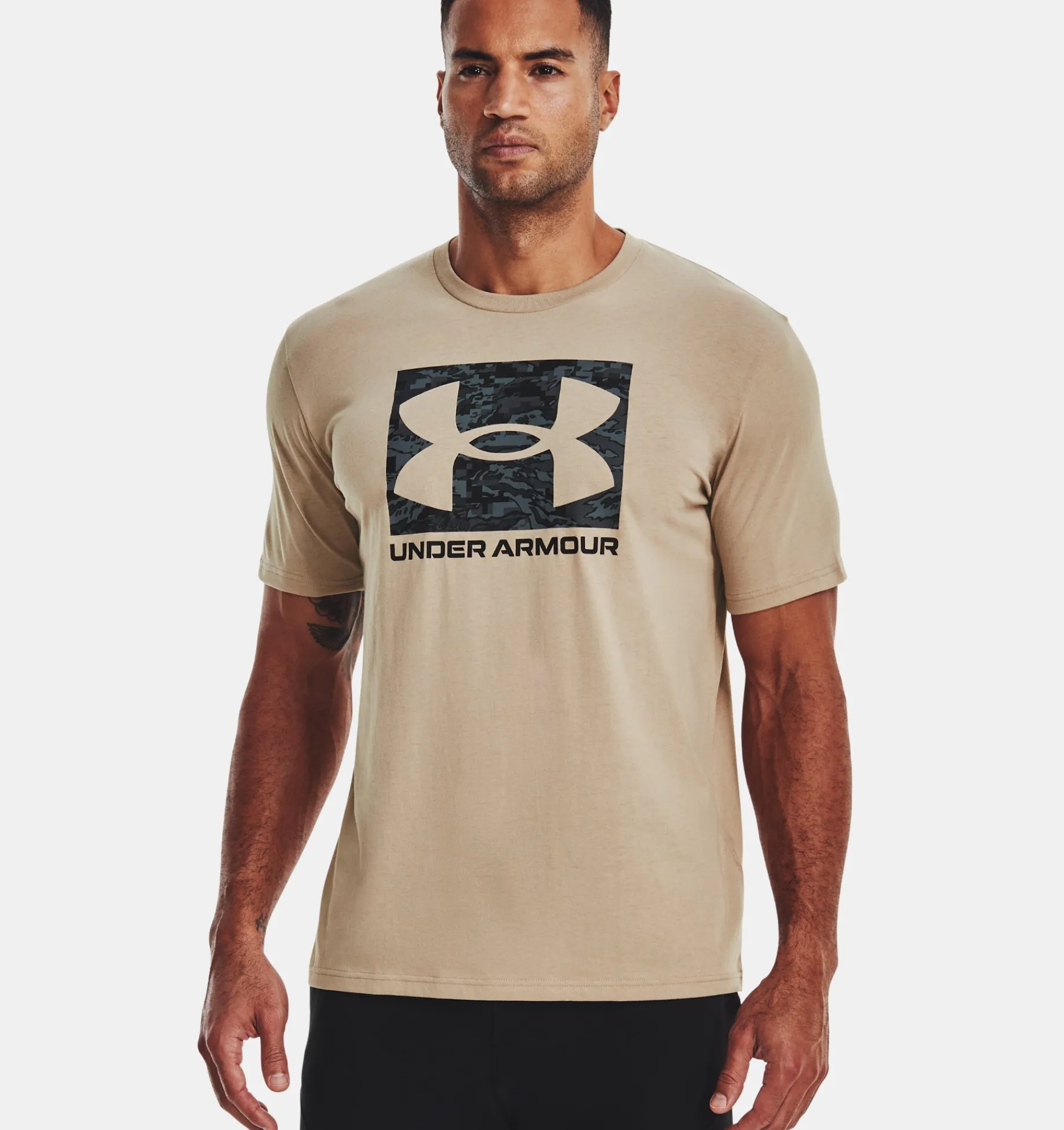 Shop Under Armour Maglia A Manica Corta Ua Abc Camo Boxed Logo Da Uomo Sahara / Black - 236
