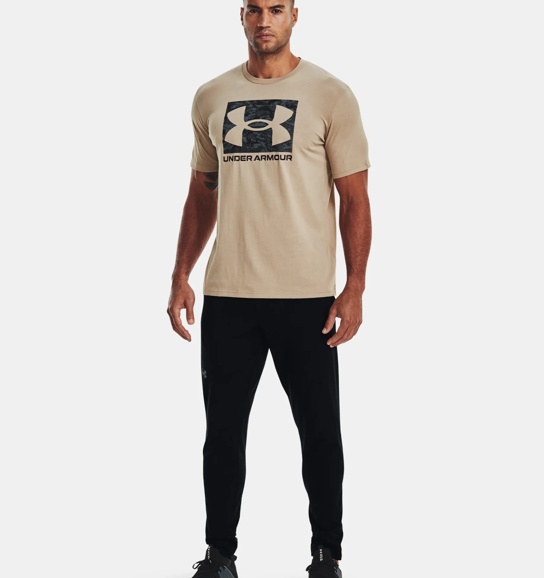 Shop Under Armour Maglia A Manica Corta Ua Abc Camo Boxed Logo Da Uomo Sahara / Black - 236